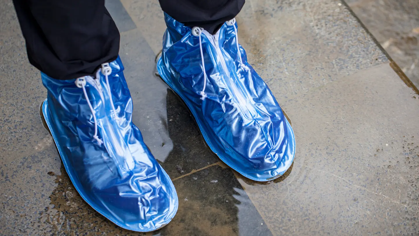 下雨天騎車鞋子濕掉怎麼辦？達人教１招快速弄乾，網友再推１穿搭防水不怕濕