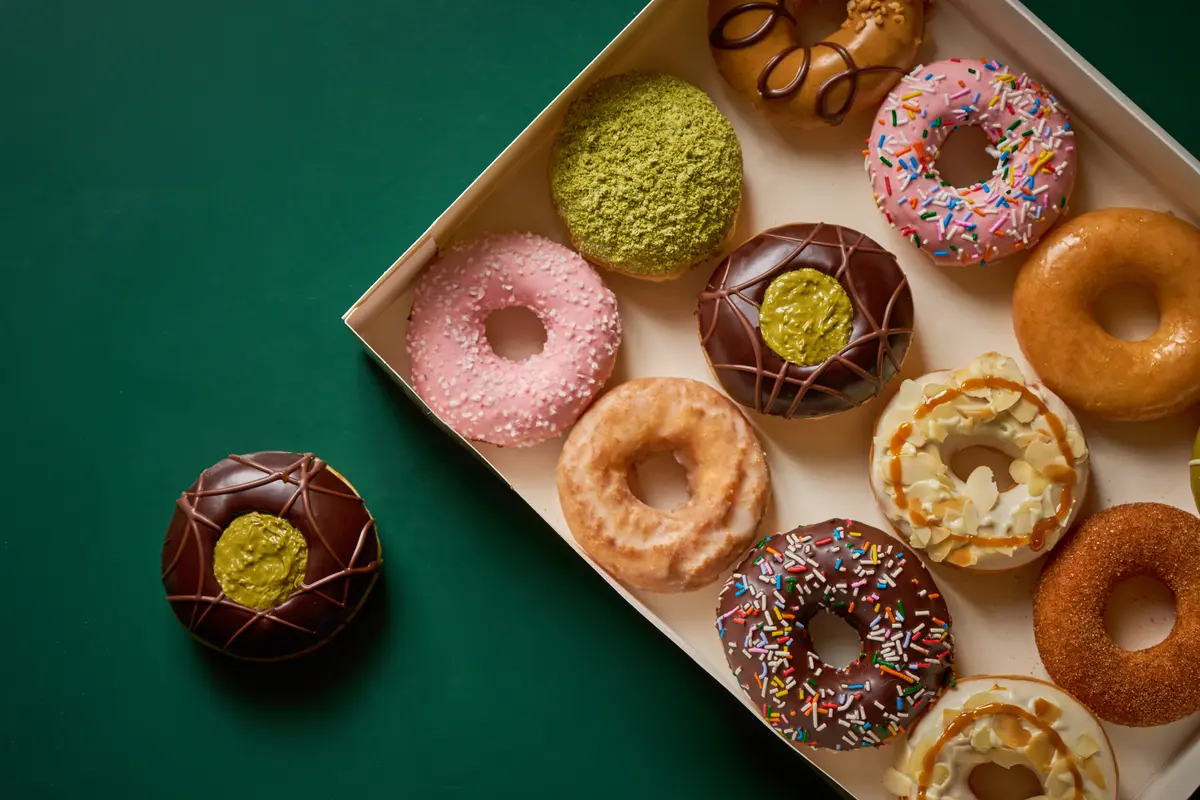 85度C杜拜烤年糕、Krispy Kreme流心甜甜圈！４大「杜拜巧克力甜點」新品特蒐