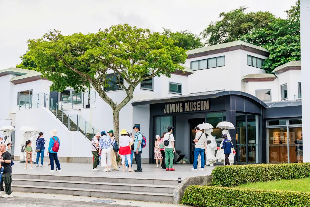 購票送120元飲品！全台最大「戶外美術館」變身夜光派對，逛市集、聽樂團超嗨