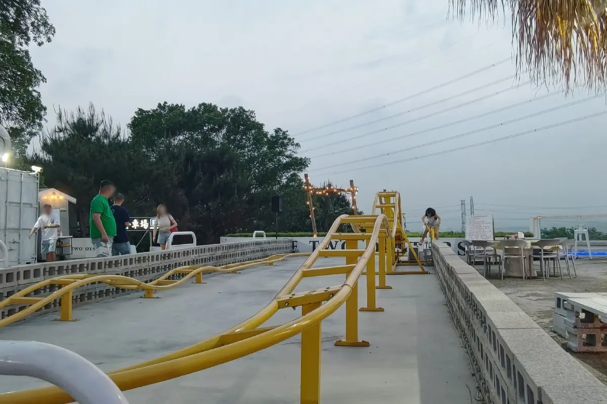 夜景餐廳變兒童樂園！大啖海鮮飽覽美景、玩鐵軌飛車、撈魚、搖搖馬