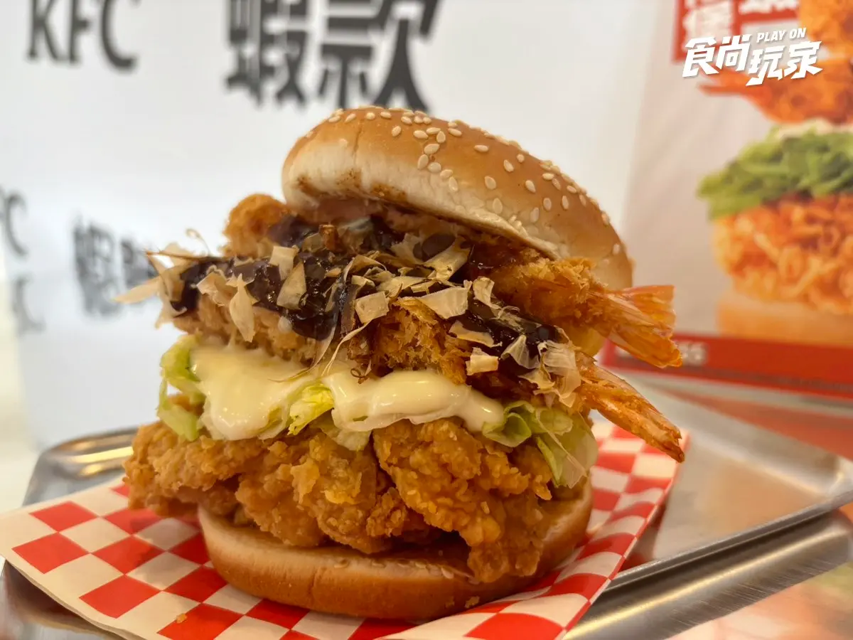 肯德基「大阪燒海陸堡買一送一」!免費送脆雞堡、蛋塔禮盒,加碼蛋塔買6送6 肯德基全新「大阪燒雙蝦海陸堡」!2隻炸蝦+咔啦雞太狂,加碼蛋塔買一送一