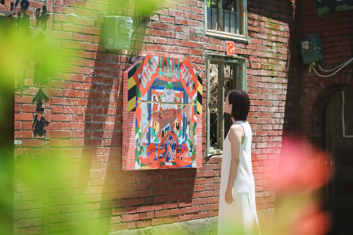 日本「藍帽小狗」現身高美濕地！８組藝術家作品免費拍，集點換超Ｑ海灘袋