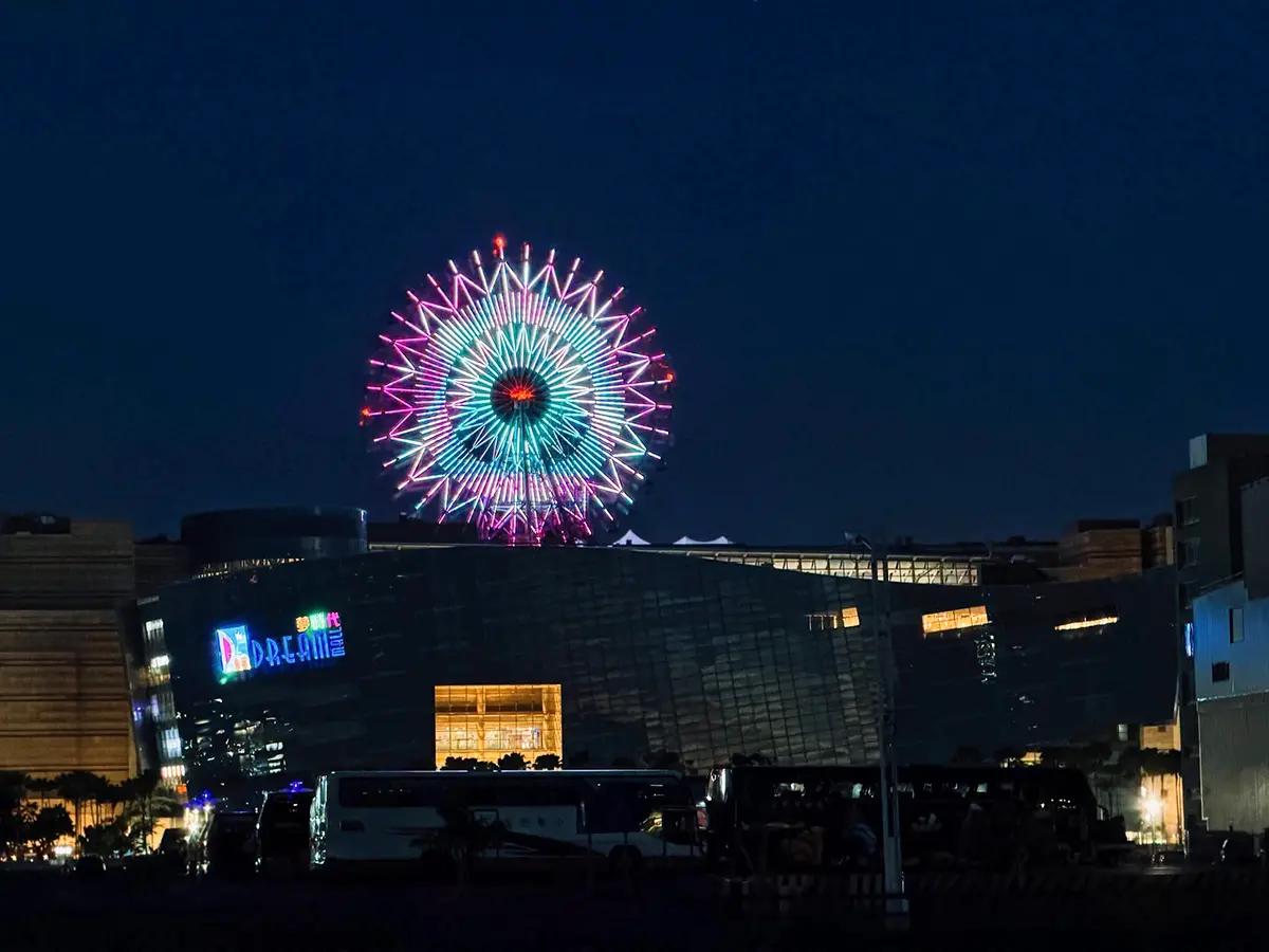高雄夜景升級！夢時代摩天輪全新燈光秀登場、壽星免費搭，子瑜這天開唱