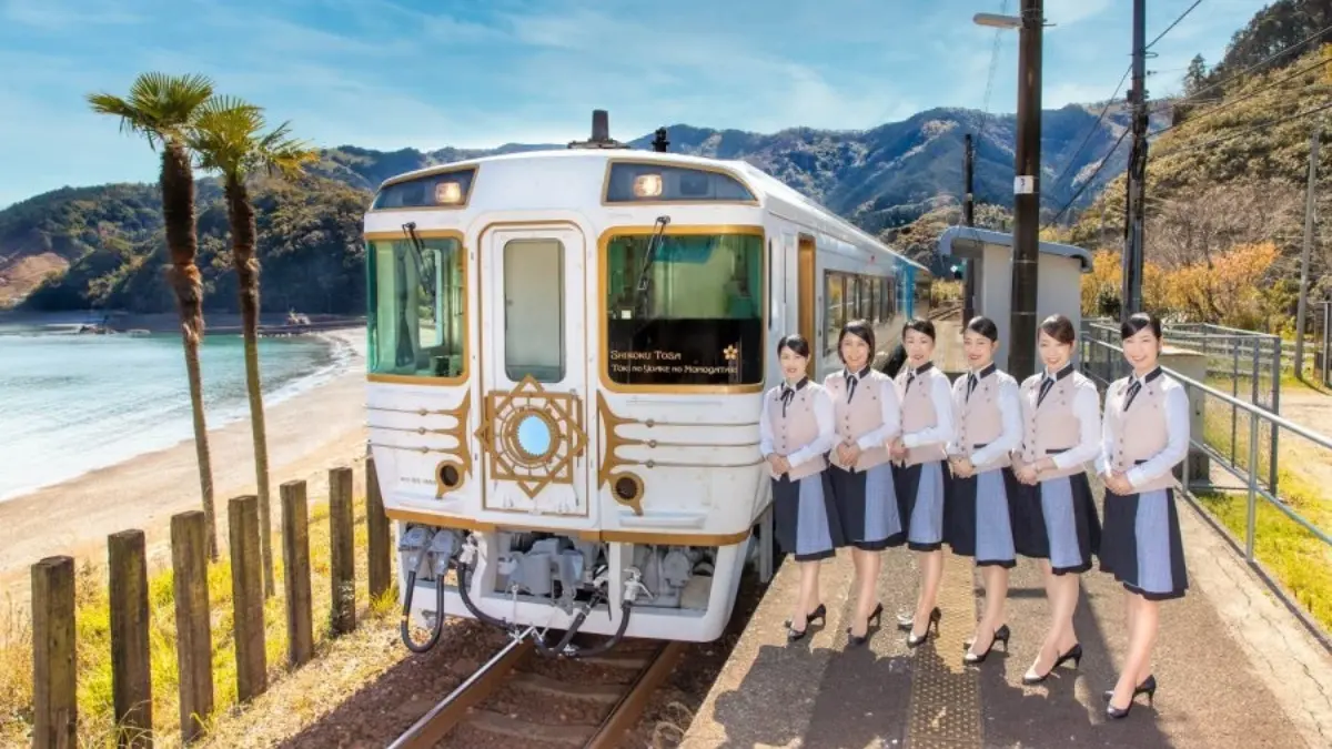 日本高知特色鐵道一次看！最美海景列車、No.1路面電車，還有超Q麵包超人、河童號