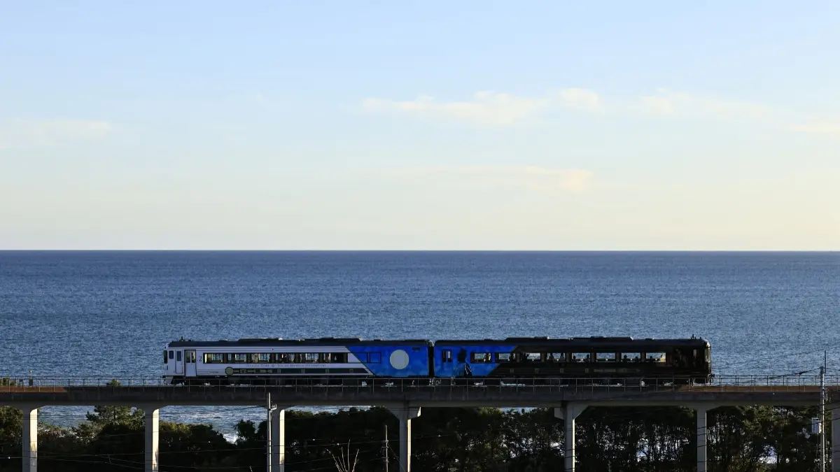 日本高知特色鐵道一次看！最美海景列車、No.1路面電車，還有超Q麵包超人、河童號