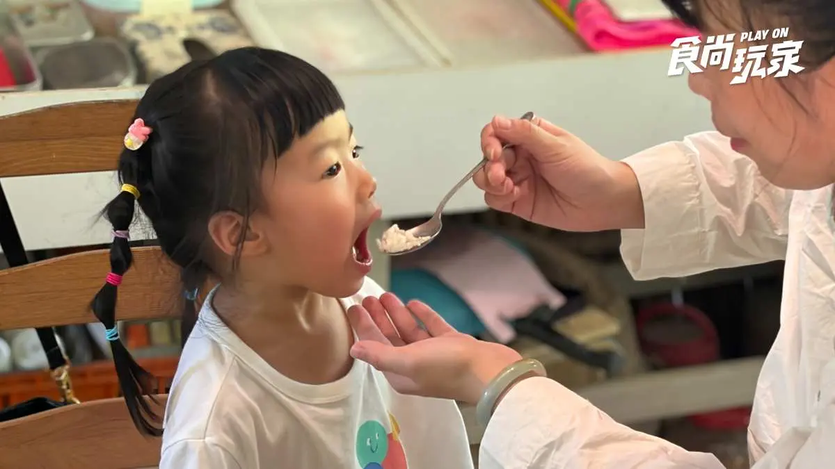 夏天就是要挖竹筍！走訪200年綠竹園農場，職人帶路砍竹子、DIY竹筒飯
