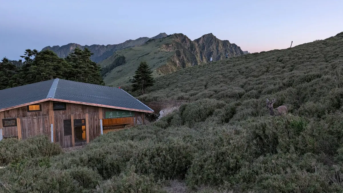 開箱奇萊山屋！海拔3345公尺全新完工：40床隔板房、交誼廳，８月預約入住