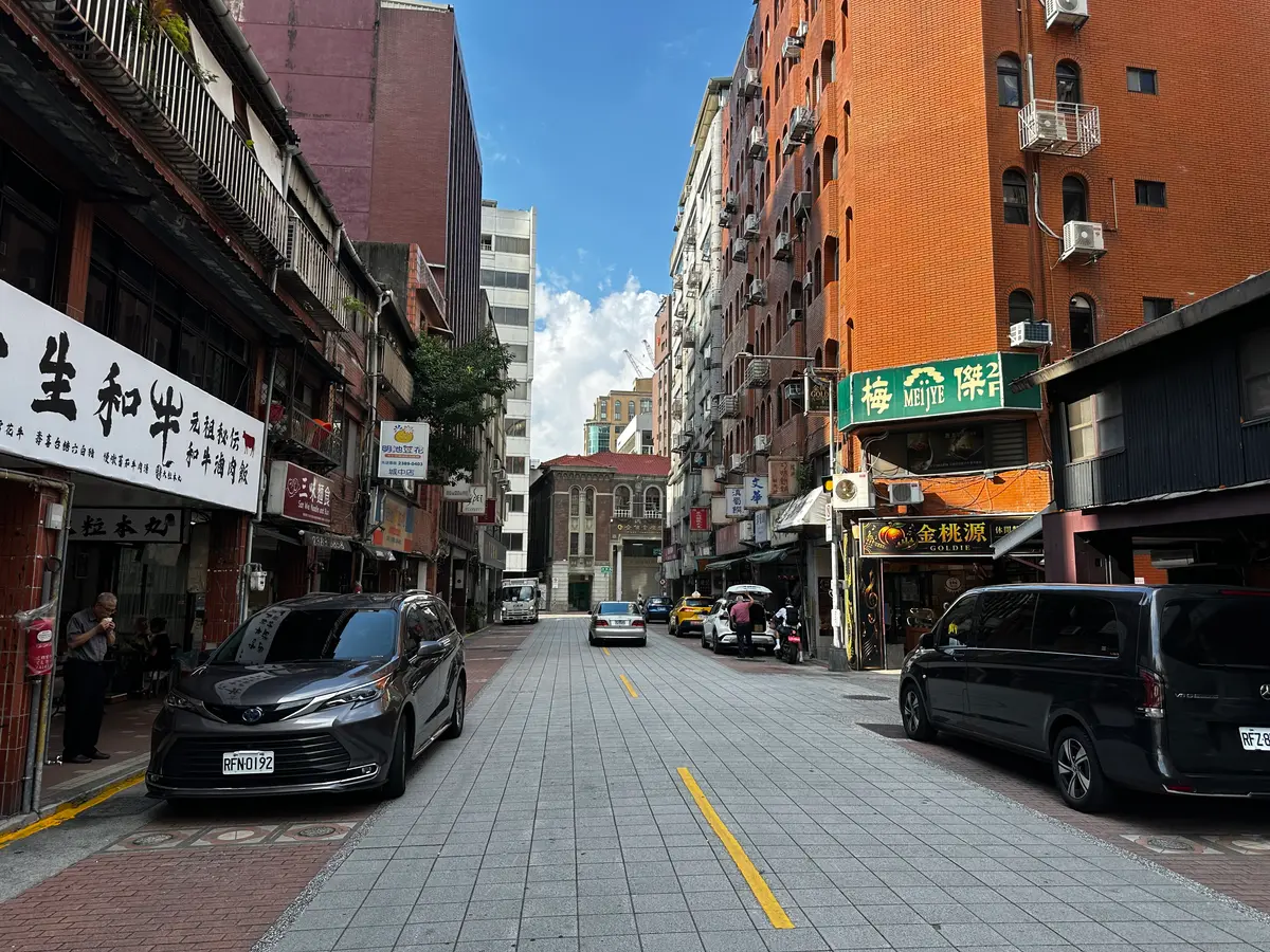 老台北吃貨天堂！台北銀座９家美食：60年牛肉麵、巨無霸餛飩、爆汁雞排必吃