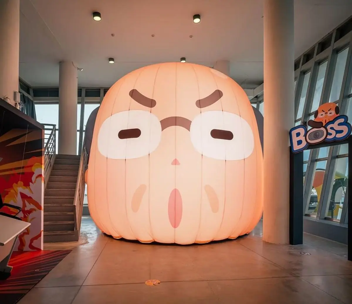 翻桌、揍老闆在這都合法！全台最療癒「社畜日常展」免費逛，還有撿鈔票挑戰