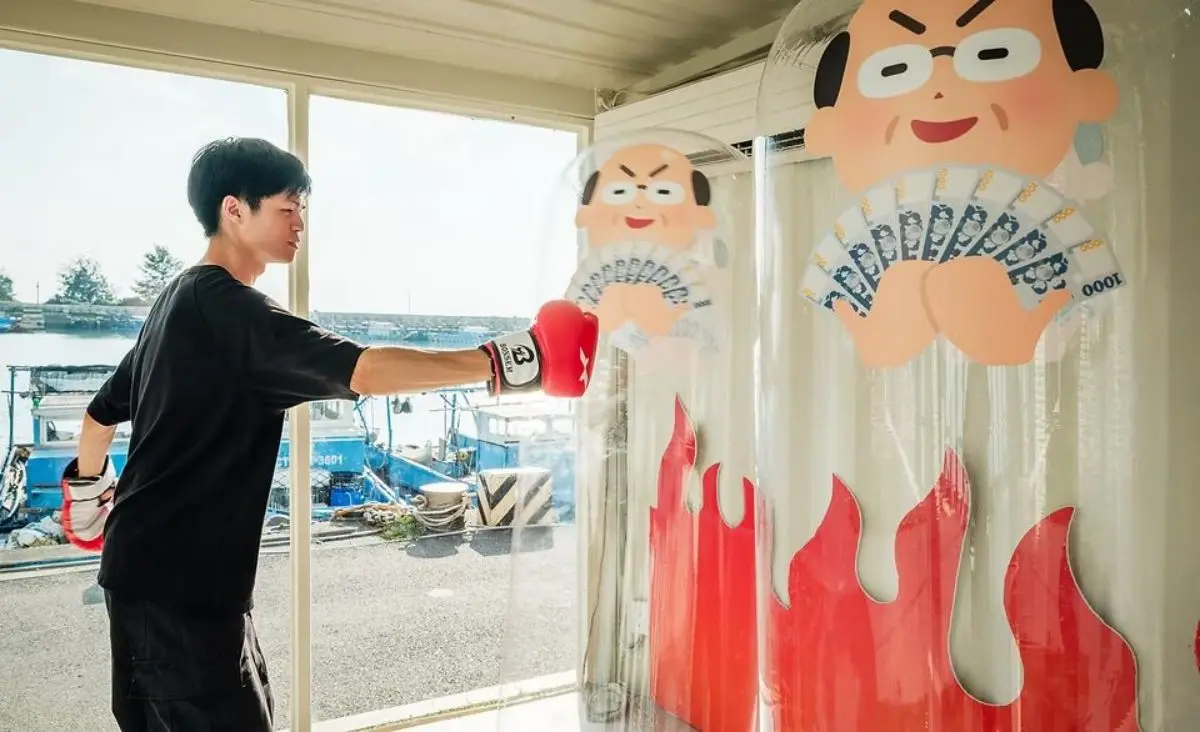翻桌、揍老闆在這都合法！全台最療癒「社畜日常展」免費逛，還有撿鈔票挑戰