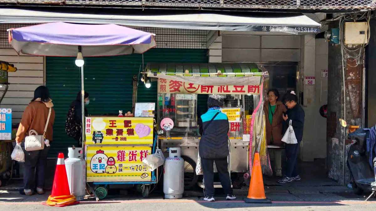 中壢火車站美食推薦！必吃10家：紅豆餅３個10元、399拉麵吃到飽、巨無霸潤餅