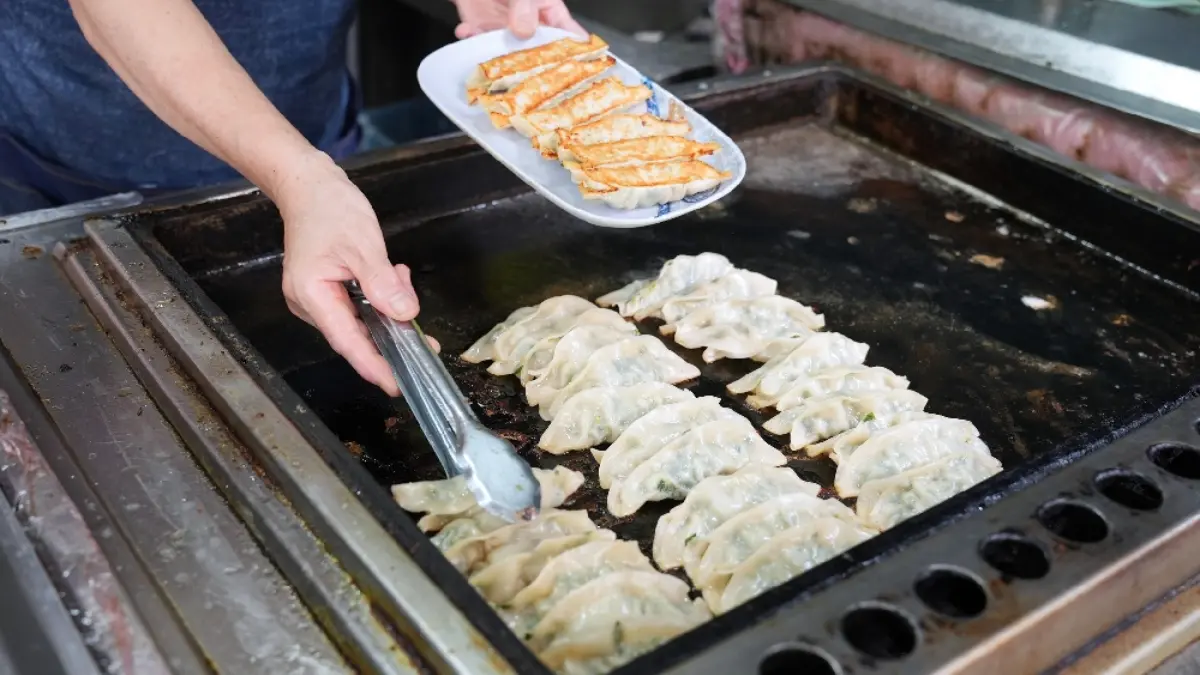中壢火車站美食推薦！必吃10家：紅豆餅３個10元、399拉麵吃到飽、巨無霸潤餅