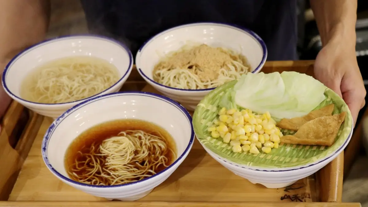中壢火車站美食推薦！必吃10家：紅豆餅３個10元、399拉麵吃到飽、巨無霸潤餅