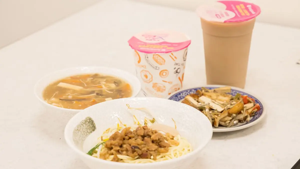 中壢火車站美食推薦！必吃10家：紅豆餅３個10元、399拉麵吃到飽、巨無霸潤餅