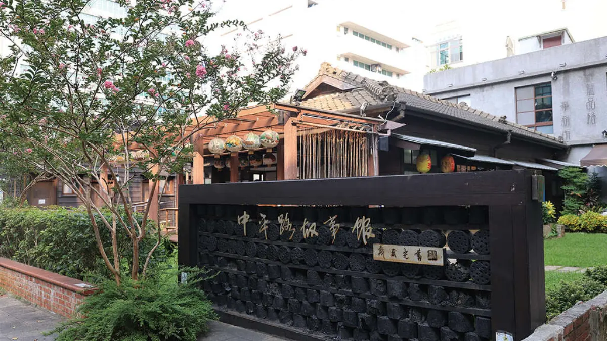 中壢火車站美食推薦！必吃10家：紅豆餅３個10元、399拉麵吃到飽、巨無霸潤餅