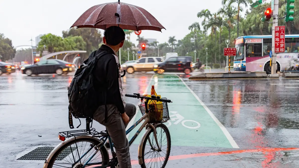 ２熱帶擾動同時醞釀！專家曝這時恐成杜鵑颱風，東北季風增強雨區擴大