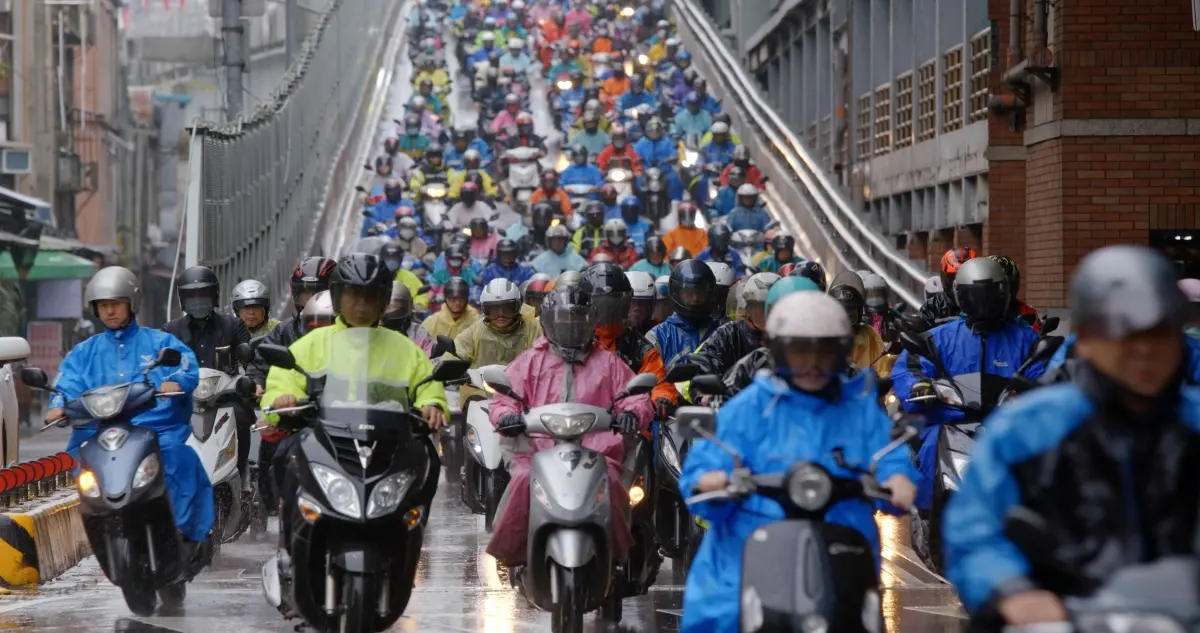 下雨天雨衣怎麼穿不會濕？網友狂推２牌子不漏水：便宜好穿、15年沒壞