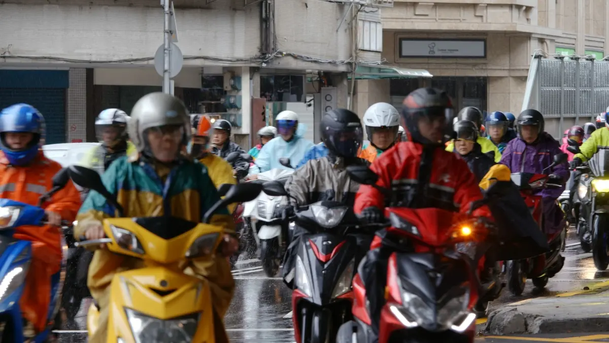下雨天雨衣怎麼穿不會濕？網友狂推２牌子不漏水：便宜好穿、15年沒壞