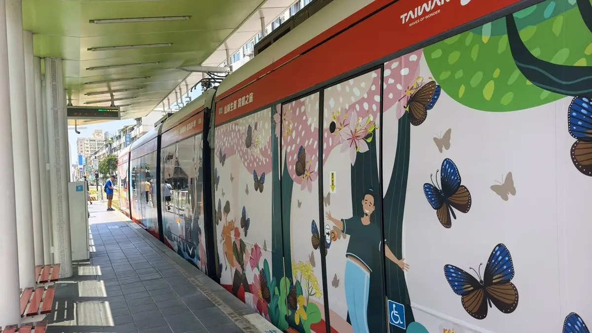 高雄輕軌史上最美列車!夢幻沉浸式投影超好拍,彩繪列車出沒時間、地點查詢 高雄輕軌史上最美列車!夢幻沉浸式投影超好拍,彩繪列車出沒時間、地點查詢