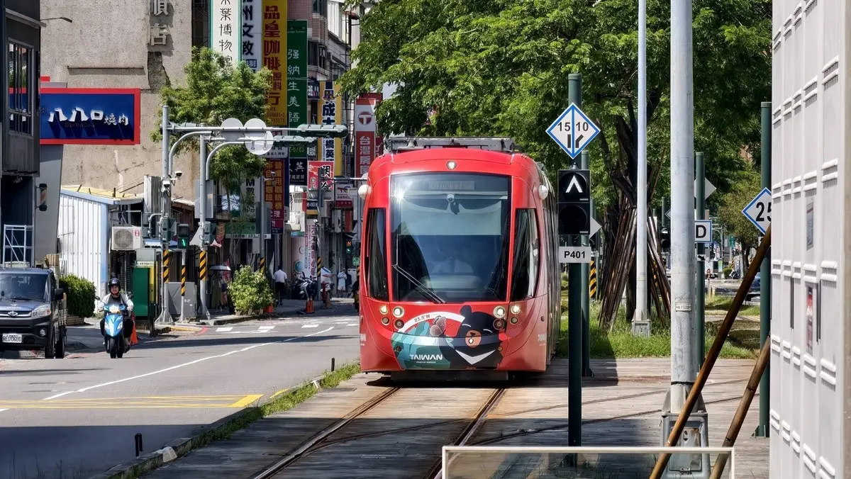 高雄輕軌史上最美列車!夢幻沉浸式投影超好拍,彩繪列車出沒時間、地點查詢 高雄輕軌史上最美列車!夢幻沉浸式投影超好拍,彩繪列車出沒時間、地點查詢