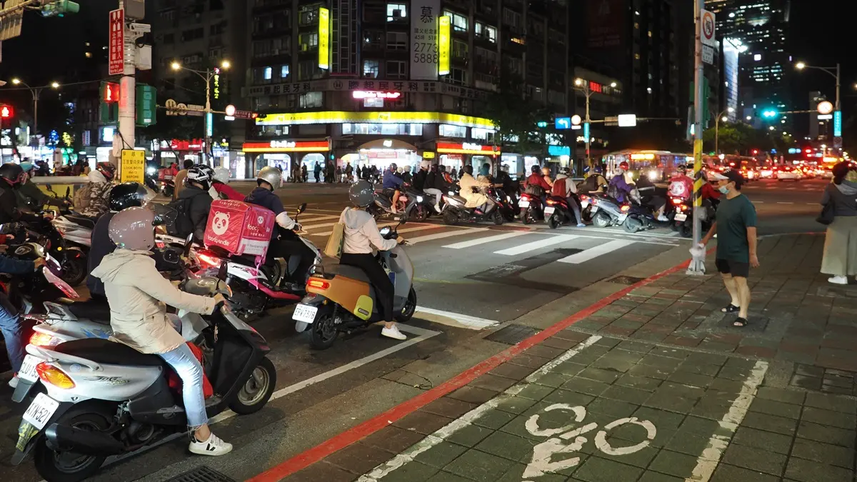 騎士們待轉注意！機車２段式左轉「仍被罰1800元」，警方曝違規原因