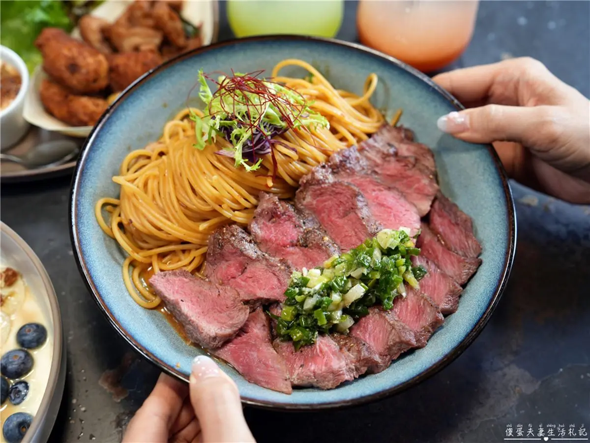 對中身分證送牛排！台中「人氣早午餐」CP值爆表，「８oz牛排義大利麵」肉量超有感