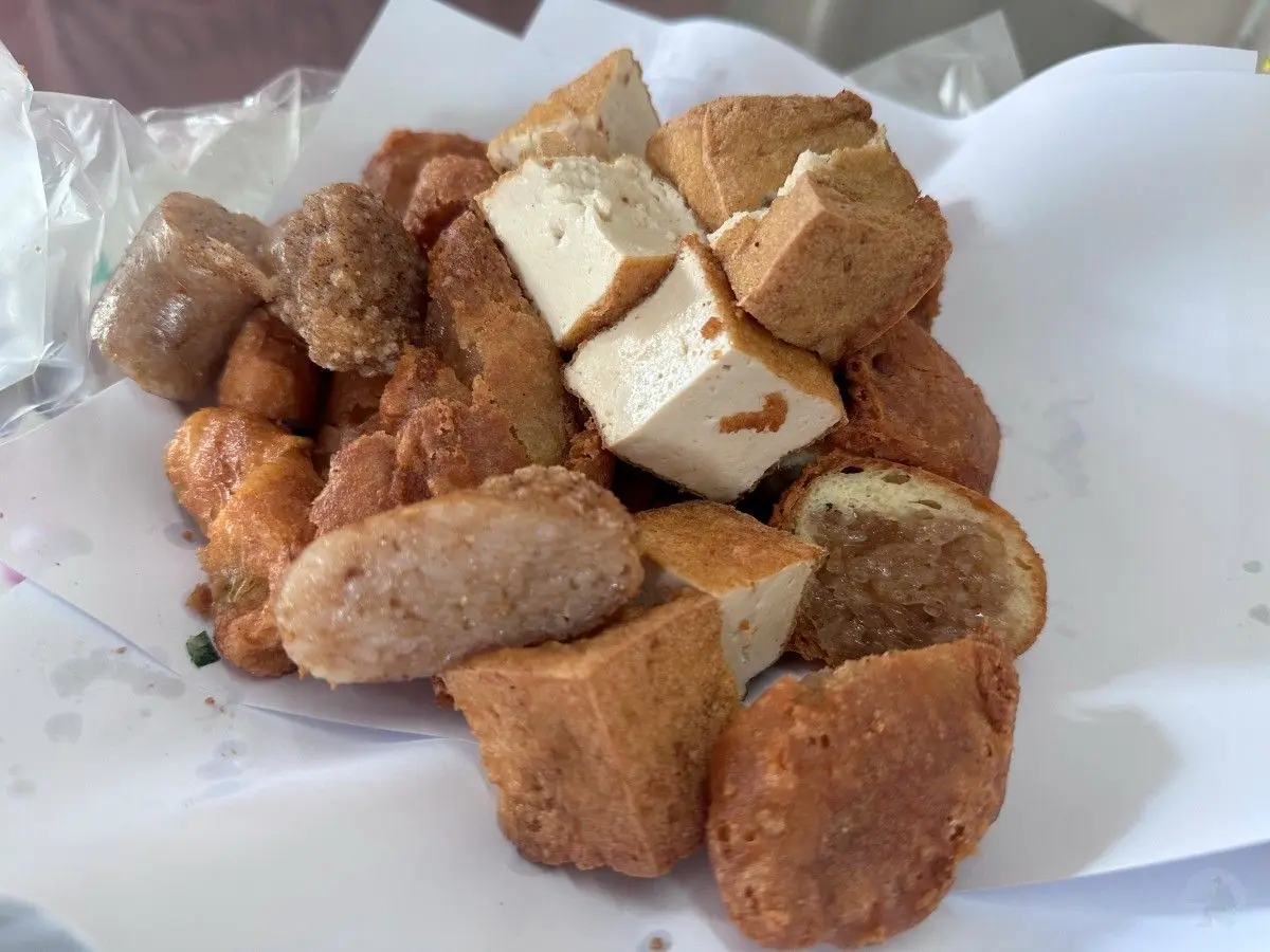 沒招牌卻天天排隊！「60年老字號炸物攤」藏在這，老饕必點金黃酥脆蚵嗲