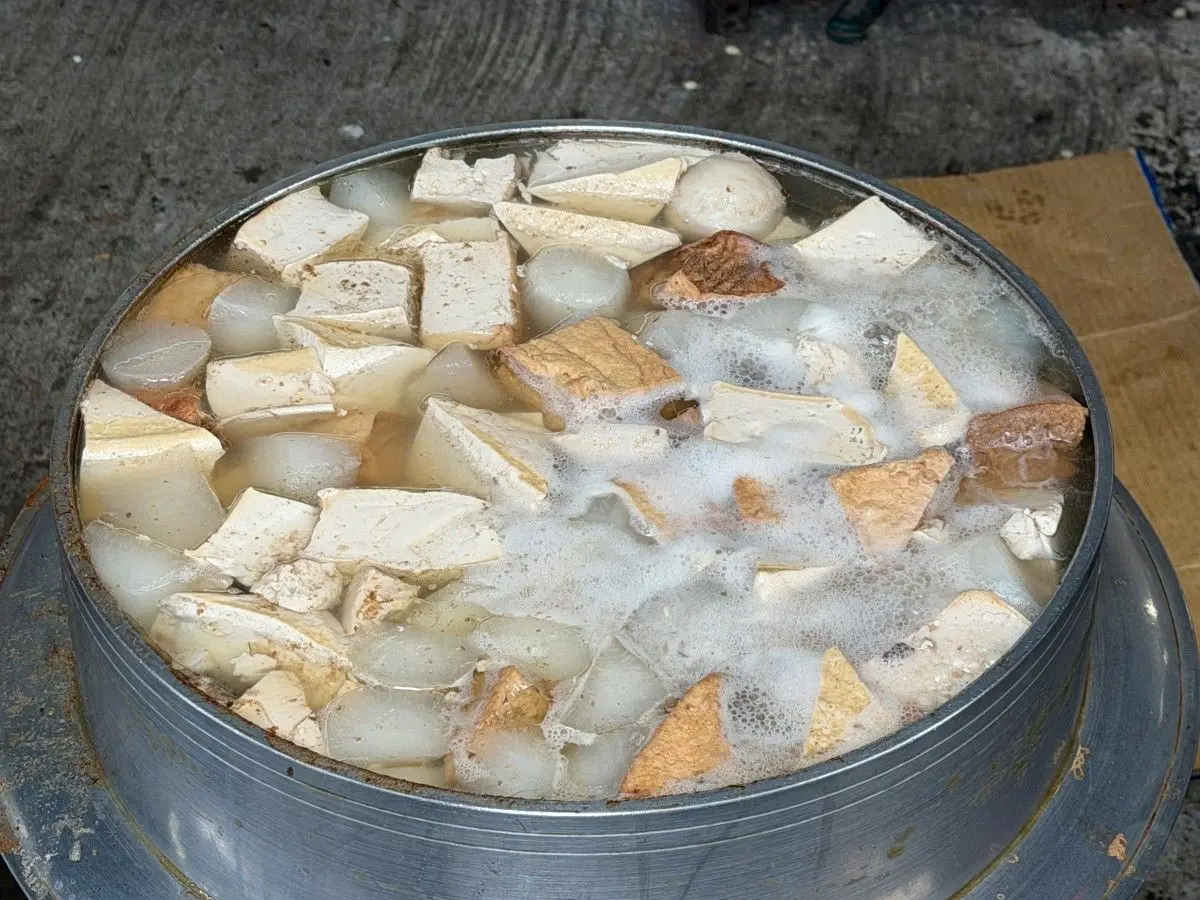 沒招牌卻天天排隊！「60年老字號炸物攤」藏在這，老饕必點金黃酥脆蚵嗲