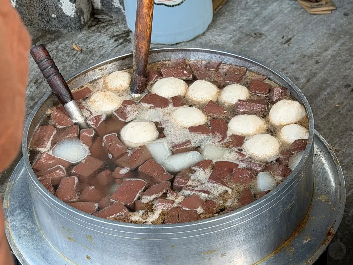沒招牌卻天天排隊！「60年老字號炸物攤」藏在這，老饕必點金黃酥脆蚵嗲