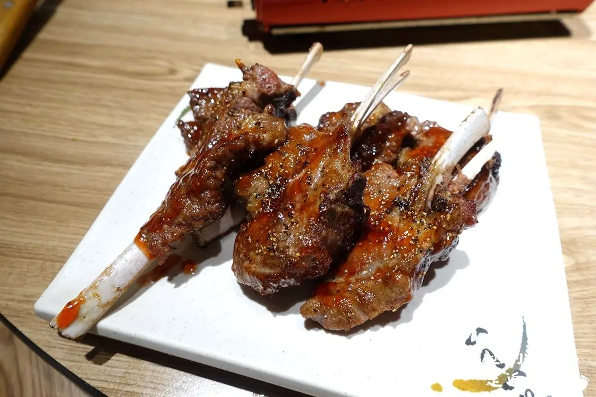 夏天照樣客滿！台北「超強排隊羊肉爐」好評破5000，爽嗑超過30種全羊料理