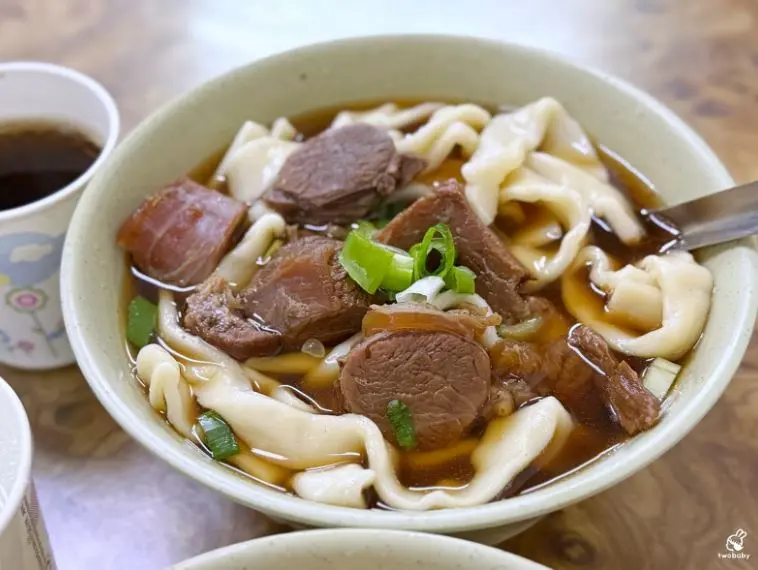 林東芳、建宏牛肉麵都輸！網友推薦台北牛肉麵Top10，冠軍肉質軟嫩、免費續湯