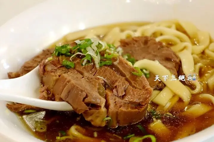 林東芳、建宏牛肉麵都輸！網友推薦台北牛肉麵Top10，冠軍肉質軟嫩、免費續湯