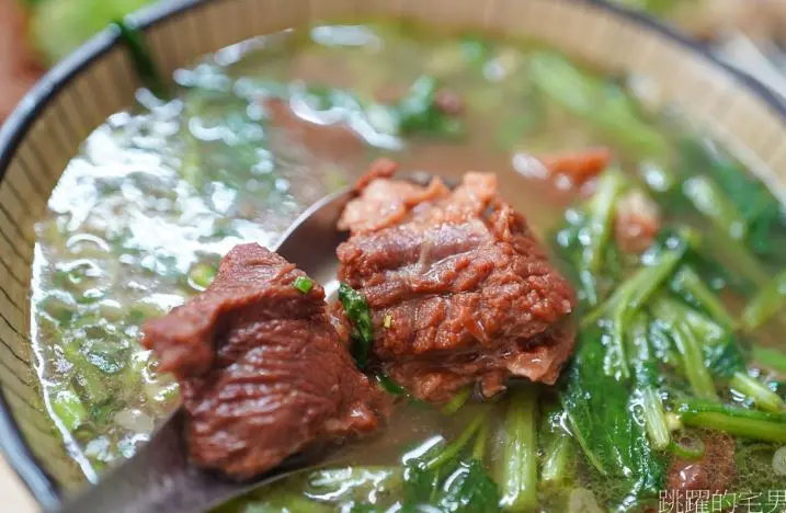林東芳、建宏牛肉麵都輸！網友推薦台北牛肉麵Top10，冠軍肉質軟嫩、免費續湯