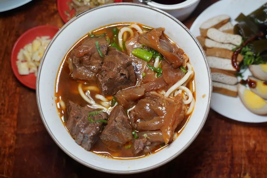 林東芳、建宏牛肉麵都輸！網友推薦台北牛肉麵Top10，冠軍肉質軟嫩、免費續湯