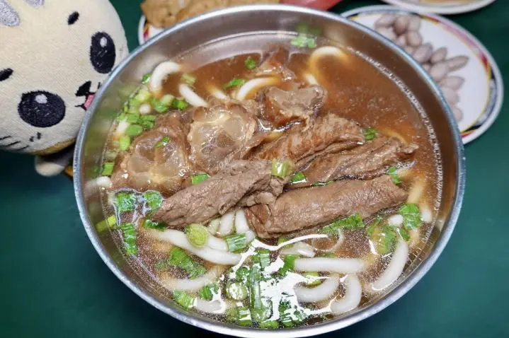 林東芳、建宏牛肉麵都輸！網友推薦台北牛肉麵Top10，冠軍肉質軟嫩、免費續湯