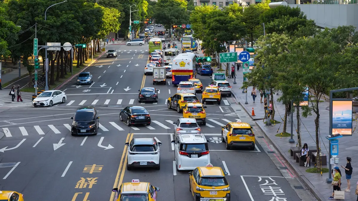 汽機車遇黃燈「該衝過去還是煞車」？警方公布標準答案，最高罰5400元