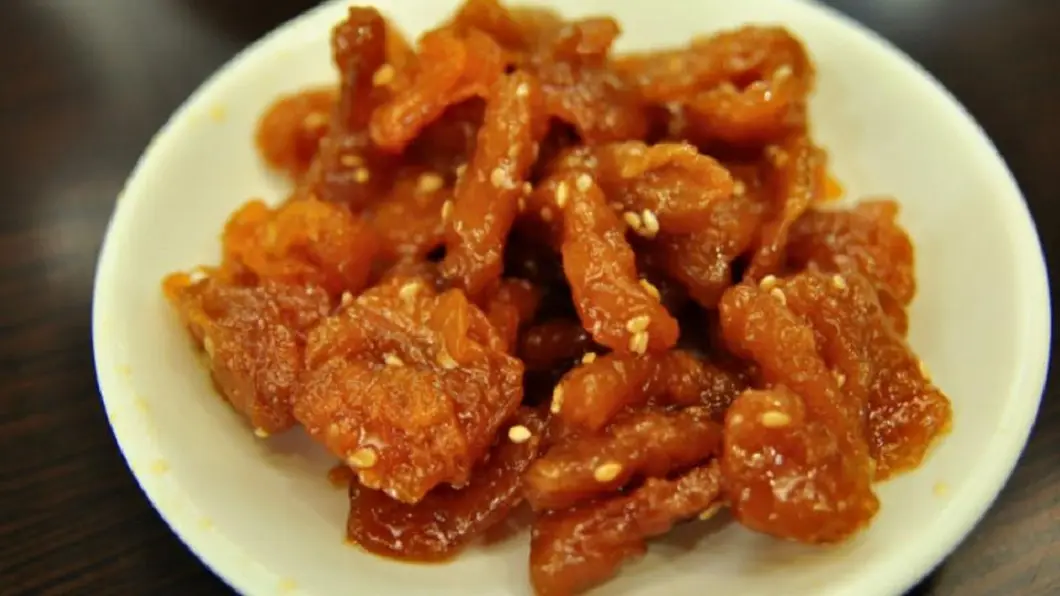 事後有網友解釋，這個食物名叫「豆棗」。(圖／翻攝自爆廢公社) 紅紅甜甜的！吃稀飯常見配菜　「真名」原來這樣叫…