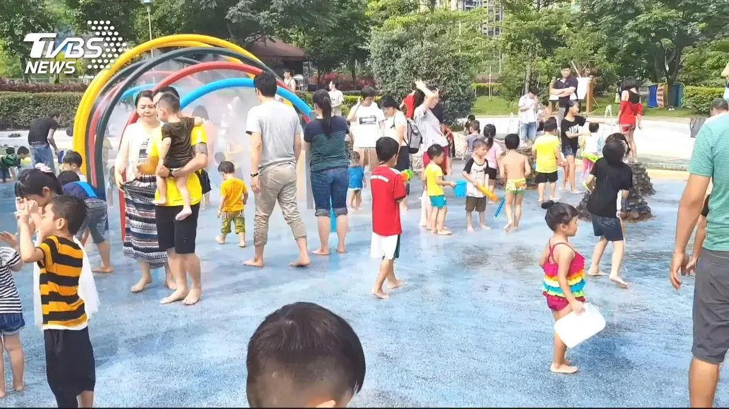 暑假最後衝一波!全台18處親子免費戲水:魔術跳泉、小九寨溝、天然冷泉 圖/TVBS 玩瘋了!南寮親子沙灘再度開放 民眾戲水樂