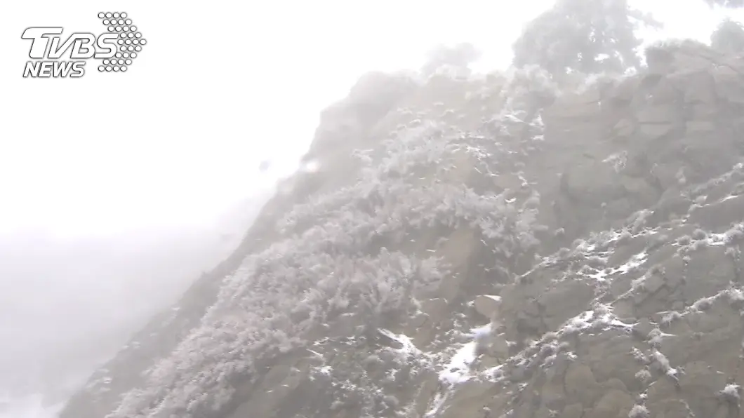 追雪族預備備!合歡山下冰霰「低溫探0度」,白霧繚繞宛如仙境 合歡山白茫茫一片。(圖/TVBS) 好美!松雪樓積雪成銀白世界 合歡山降2021年初雪