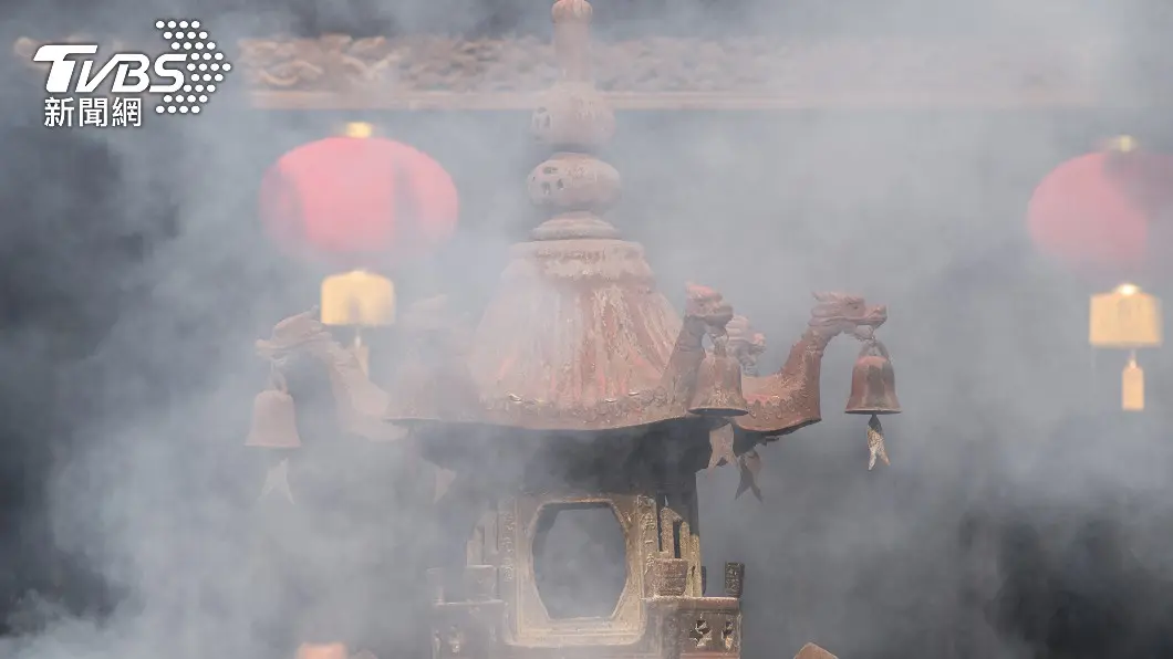 民眾在農曆七月可參考相關民俗禁忌，避免招來厄運。（示意圖／shutterstock達志影像） 倒數4天鬼門開！罵人別說1字　普渡「拜錯3物」恐招好兄弟