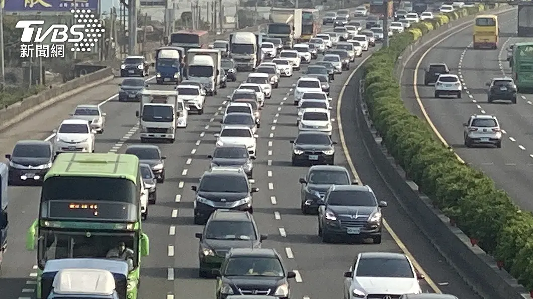 國道湧現南下車潮。（圖／TVBS） 提前掃墓塞翻　國道「多路段紫爆」車速僅10多公里