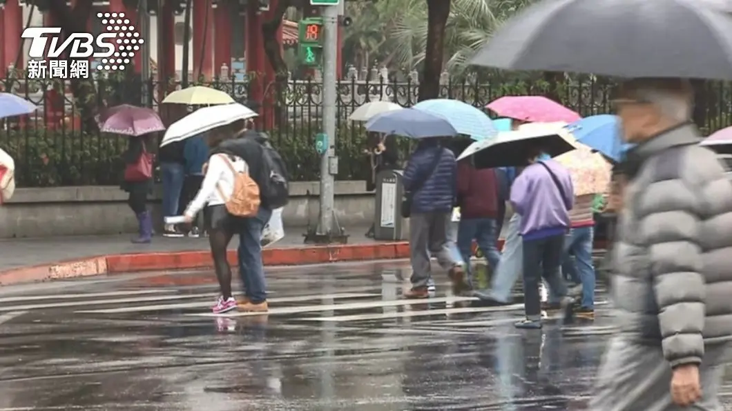 大衣準備拿出來!首波冷氣團來襲「驟降12度」,連續5天急凍濕冷 本週有機率降雨,出門需要多帶把傘。(圖/TVBS資料畫面) 首波冷氣團恐襲!這5天急凍濕冷「驟降1字頭」成凍番薯