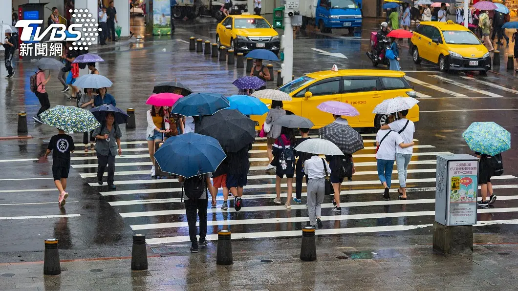 近日全台連日陰雨。（示意圖／Shutterstock達志影像） 雨終於要停！鄭明典樂曬圖「變乾趨勢明顯」基隆人卻哭了
