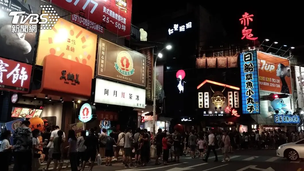 「第三級警戒」電影院關了!百貨公司為何是「維生必要」場所,台中夜市、商圈也不同調 圖為台中逢甲夜市。(圖/中央社) 疫情升溫!台中全市夜市暫停營業 百貨公司加強防疫