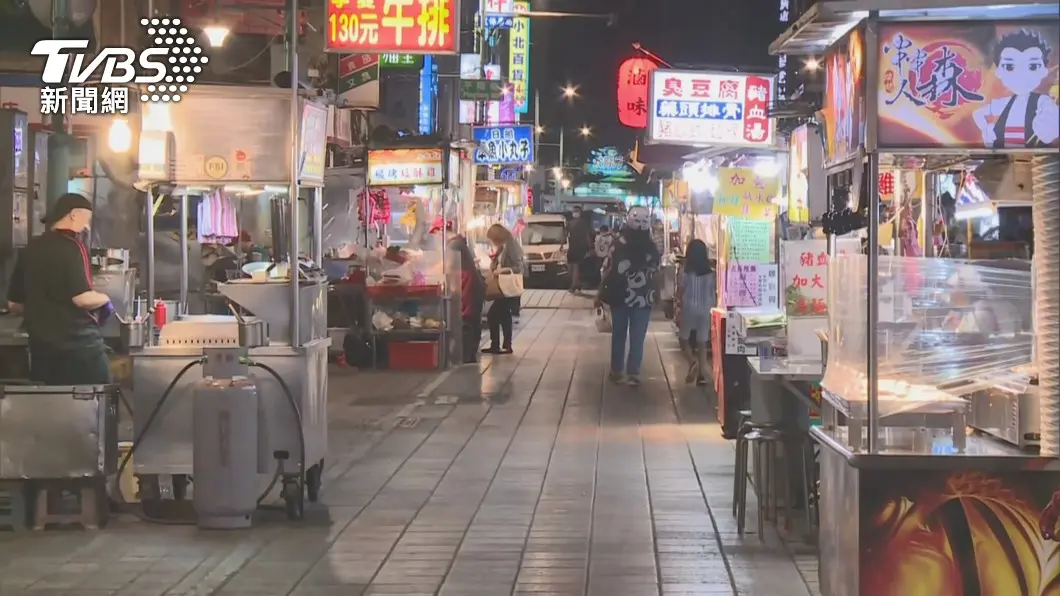 寧夏夜市「微解封」!首度開放「開車取餐道」,限單邊攤商營業、禁止內用試吃 台北市寧夏夜市。(圖/TVBS資料畫面) 寧夏夜市微解封 柯文哲祝開市大吉:他們只求溫飽