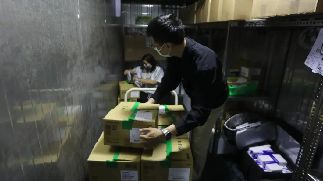 高雄市9.1萬劑AZ疫苗到貨。（圖／高雄市衛生局提供） 來了！高雄9.1萬劑AZ疫苗到貨　前5類下午開打