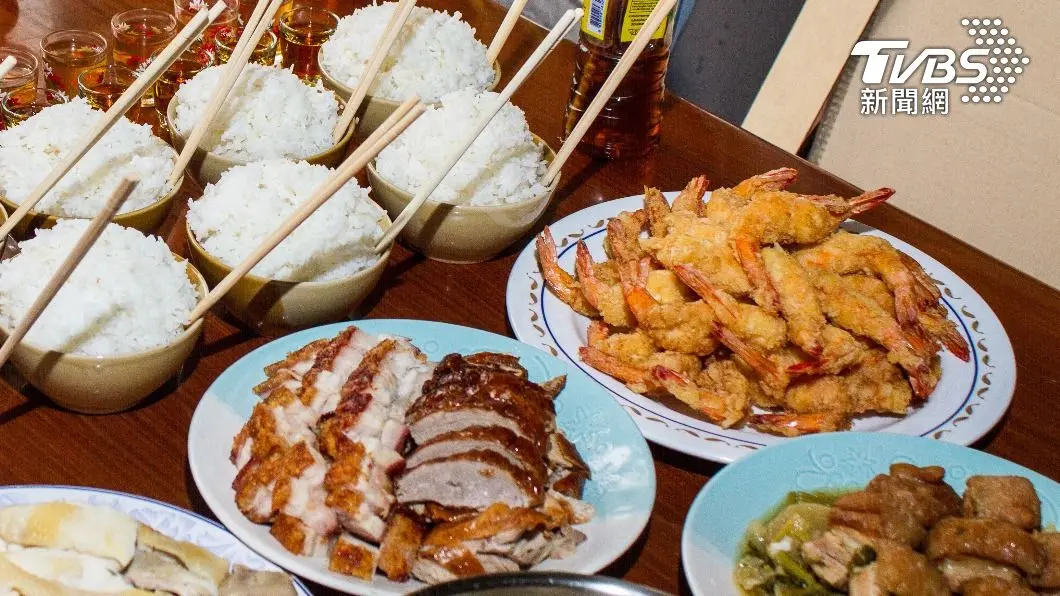拜錯衰整年!鬼月16大「祭拜禁忌」一次看,放鞭炮、拜這4種水果超NG 鬼月祭拜時,雞或魚都不宜切塊。(示意圖/Shutterstock達志影像) 鬼月16大祭拜禁忌!雞、魚也有眉角 拜錯小心衰整年