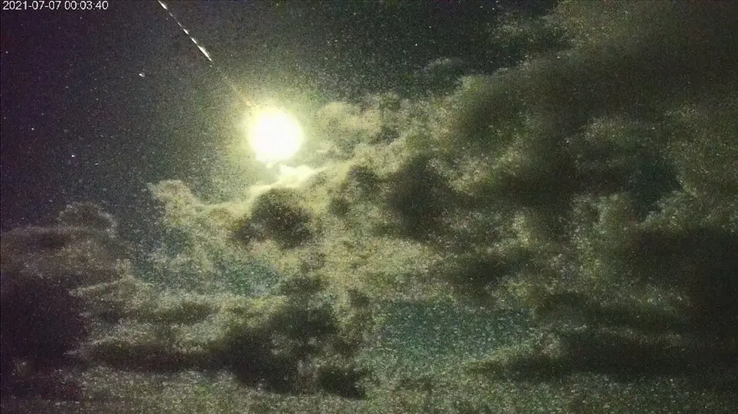 天文迷別錯過!宜蘭巨大「火流星」畫過天際超壯觀,火尾+爆閃照亮夜空 (圖/截圖東管處即時影像攝影) 宜花東夜空驚見巨大火光爆炸 氣象站:火流星現象