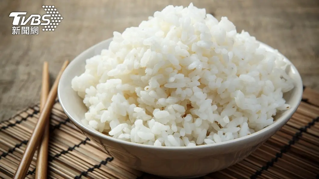 白飯怎麼煮才好吃?米其林大廚授1獨門祕訣,網友讚:比電鍋煮還香Q 白飯是精製澱粉。(示意圖/shutterstock 達志影像)
