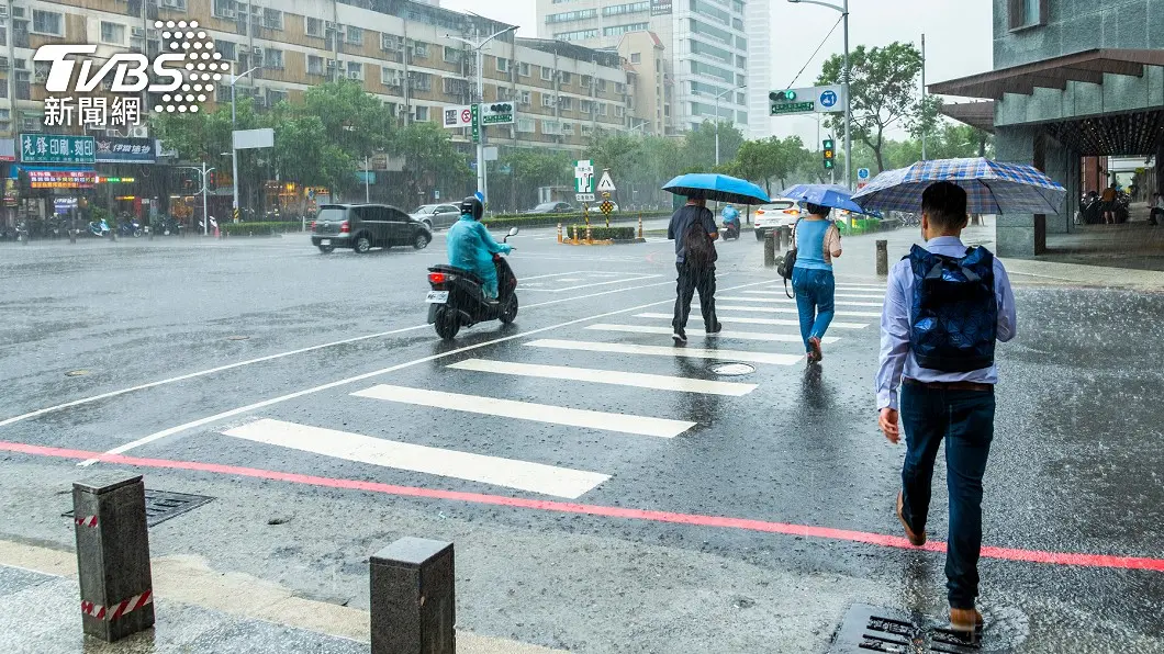 明起變天降溫，恐有較大雨勢。（示意圖／shutterstock達志影像） 颱風「桑達」將生成！路徑曝光　降雨熱區這天起擴大
